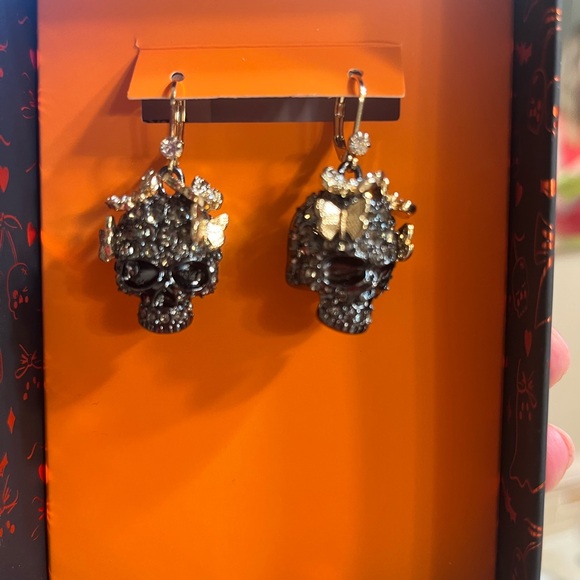 Betsey Johnson Black and Gold Skull Earrings - Picture 1 of 2